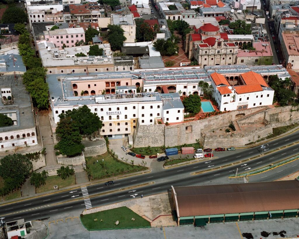 Hotel  de 121 habitaciones 5* , lobby, oficinas administrativas, restaurante para 200 personas con cocina principal, piscina  y áreas de estar. Área total 11,263 M2.